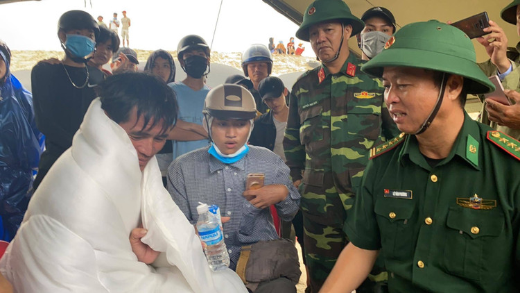 Dùng trực thăng cứu 8 người mắc kẹt trên tàu ở Quảng Trị