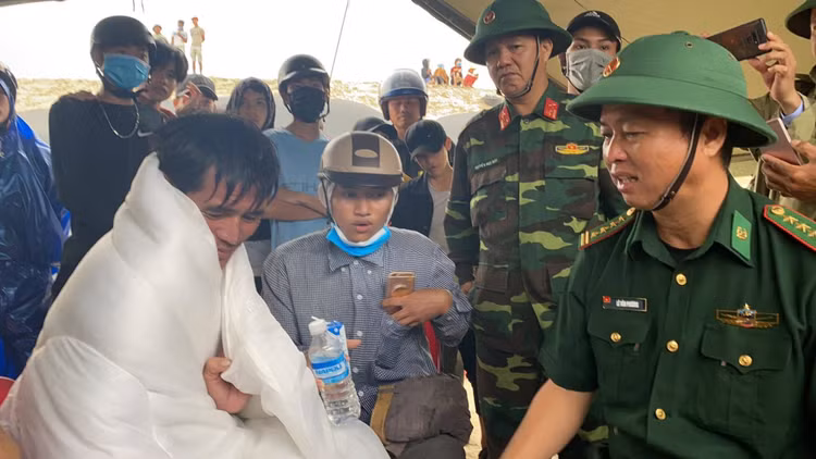 Dùng trực thăng cứu 8 người mắc kẹt trên tàu ở Quảng Trị