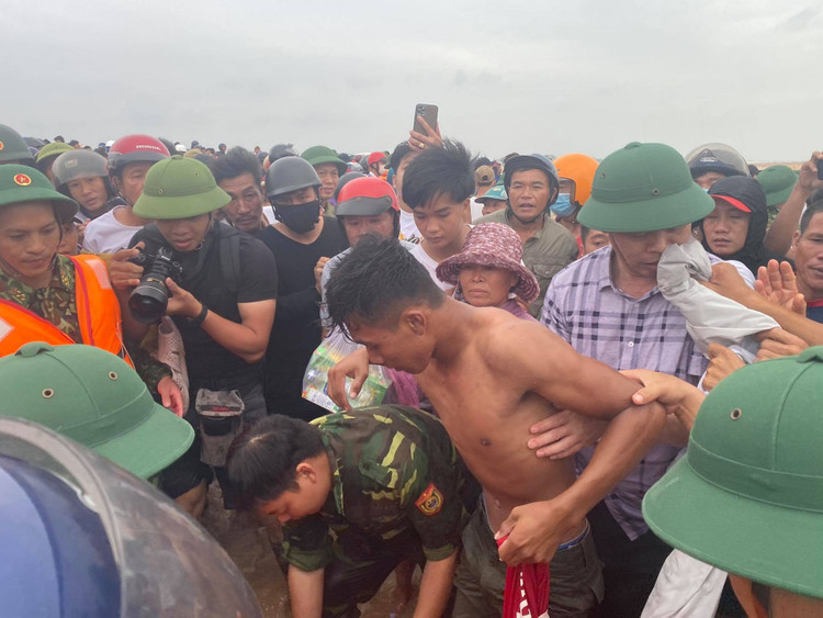 Dùng trực thăng cứu 8 người mắc kẹt trên tàu ở Quảng Trị