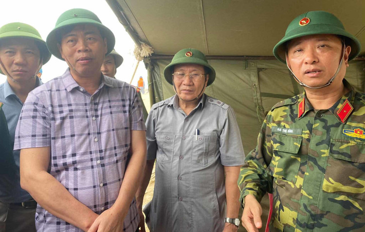 Dùng trực thăng cứu 8 người mắc kẹt trên tàu ở Quảng Trị