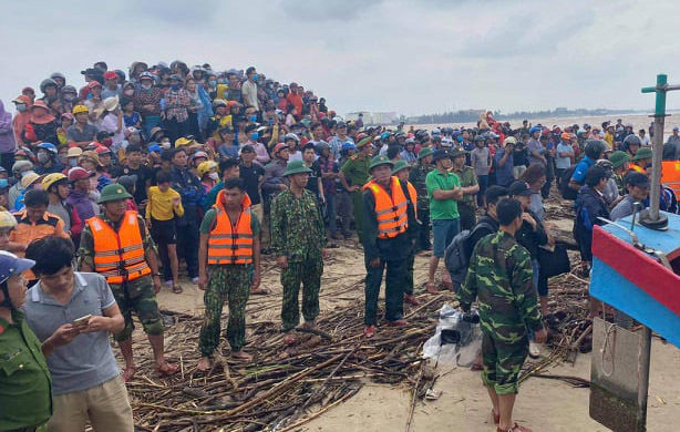 Dùng trực thăng cứu 8 người mắc kẹt trên tàu ở Quảng Trị