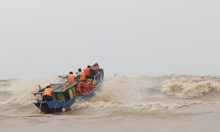 Dùng trực thăng cứu 8 người mắc kẹt trên tàu ở Quảng Trị