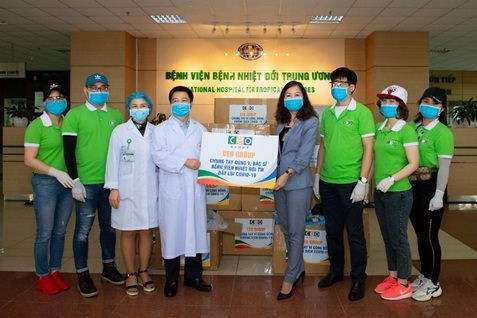 Tập đoàn CEO trao tặng khẩu trang y tế, bộ đồ bảo hộ cho Bệnh viện Nhiệt đới T.Ư.