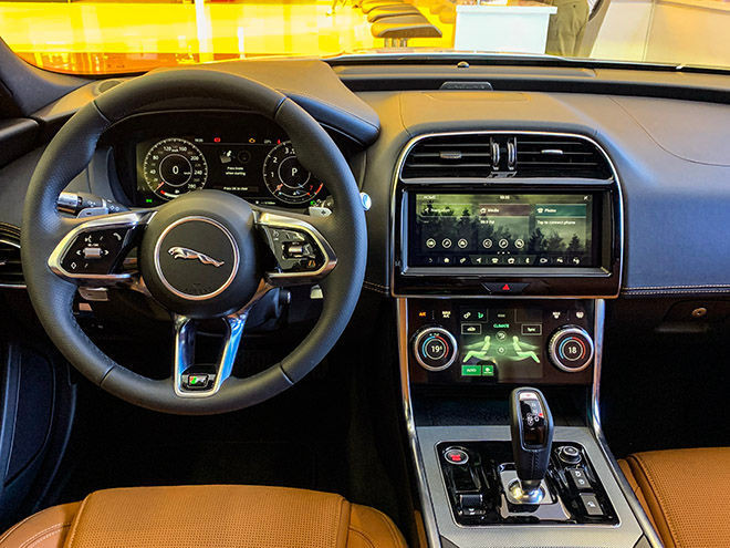 Cận cảnh mẫu xe thể thao Jaguar XE mới nhất tại Việt Nam, giá bán hơn 2,7 tỷ đồng - 12