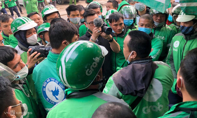 Các tài xế Grab trao đổi về kết quả cuộc đối thoại lức trưa 10/12. Ảnh: Anh Tú