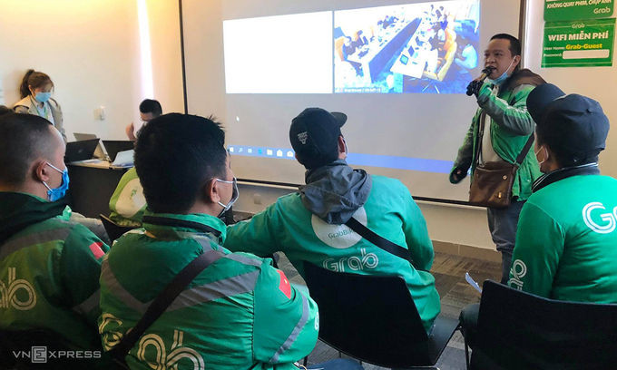 Các tài xế GrabBike đối thoại trực tuyến với ban giám đốc Grab sáng 10/12. Ảnh: Anh Tú