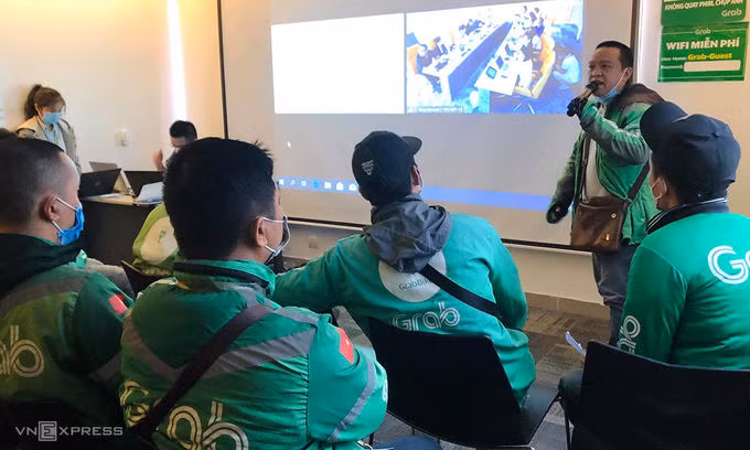 Các tài xế GrabBike đối thoại trực tuyến với ban giám đốc Grab sáng 10/12. Ảnh: Anh Tú