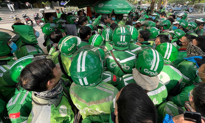 Cái tài xế Grabike tắt ứng dụng, đình công chiều 7/2 tại Hà Nội. Ảnh: Anh Tú.