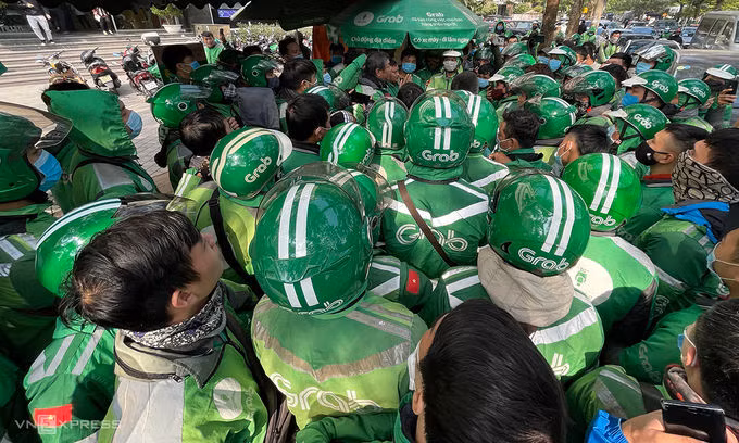 Cái tài xế Grabike tắt ứng dụng, đình công chiều 7/2 tại Hà Nội. Ảnh: Anh Tú.