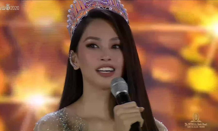 Tiểu Vy khóc chia tay nhiệm kỳ