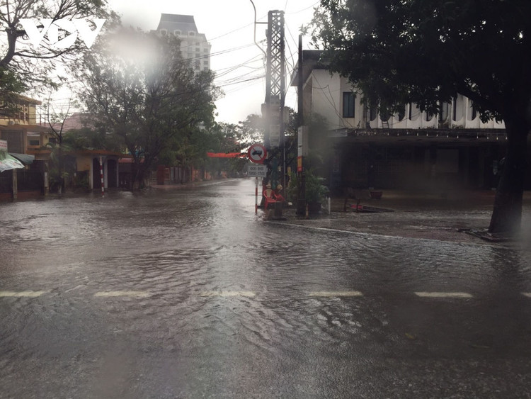 Cập nhật: Bão số 13 cuốn bay mái trường học, "nhổ" bật gốc cây, cuốn trôi nhà dân ảnh 5