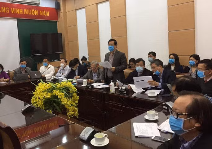 Hai bệnh nhân mắc Covid -19 diễn biến xấu, phải thở máy và lọc máu - Ảnh 1.