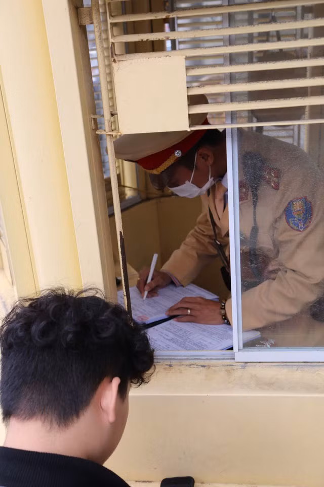  Xem CSGT Hà Nội đo nồng độ cồn giữa dịch corona - 11