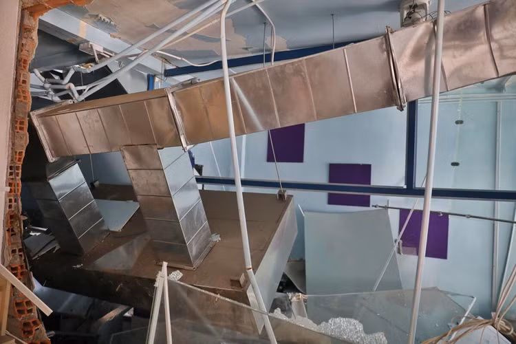 Nhà sập tan hoang sau vụ nổ ở Sài Gòn ảnh 5