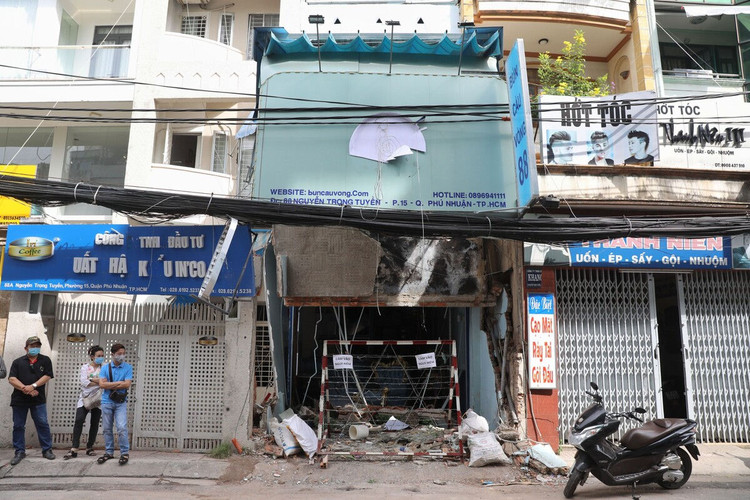 Nhà sập tan hoang sau vụ nổ ở Sài Gòn ảnh 1