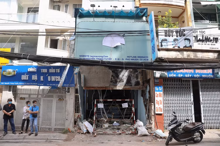 Nhà sập tan hoang sau vụ nổ ở Sài Gòn ảnh 1