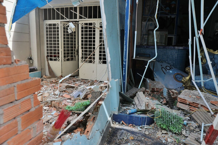 Nhà sập tan hoang sau vụ nổ ở Sài Gòn ảnh 7