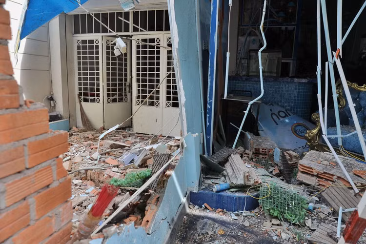 Nhà sập tan hoang sau vụ nổ ở Sài Gòn ảnh 7