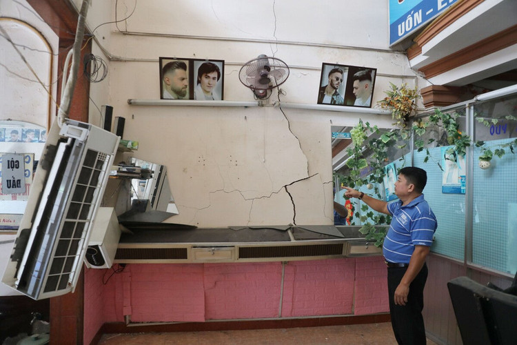 Nhà sập tan hoang sau vụ nổ ở Sài Gòn ảnh 12