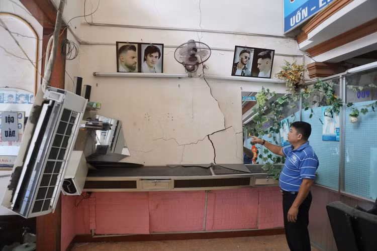 Nhà sập tan hoang sau vụ nổ ở Sài Gòn ảnh 12