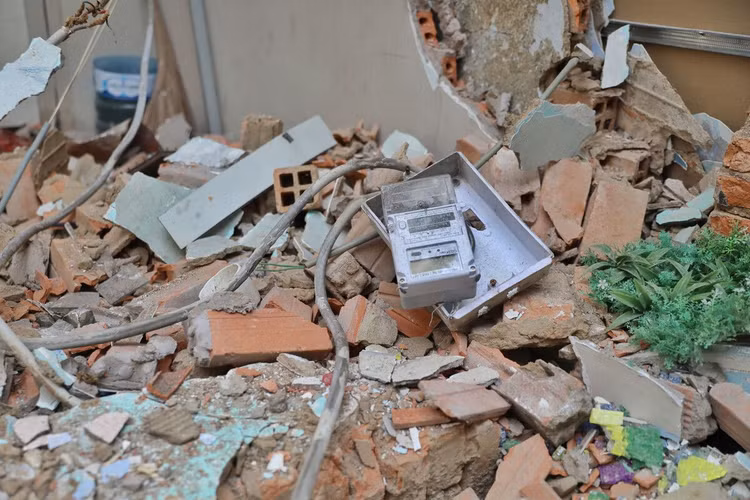 Nhà sập tan hoang sau vụ nổ ở Sài Gòn ảnh 6