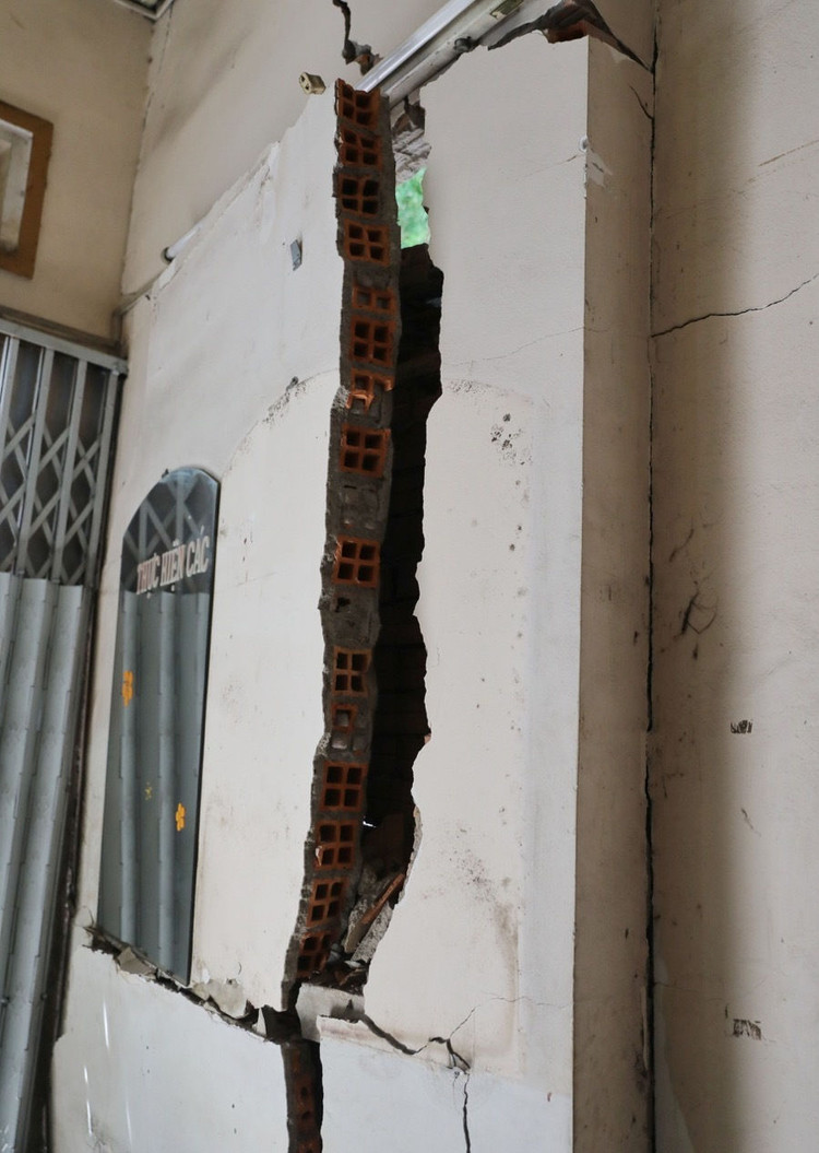 Nhà sập tan hoang sau vụ nổ ở Sài Gòn ảnh 11