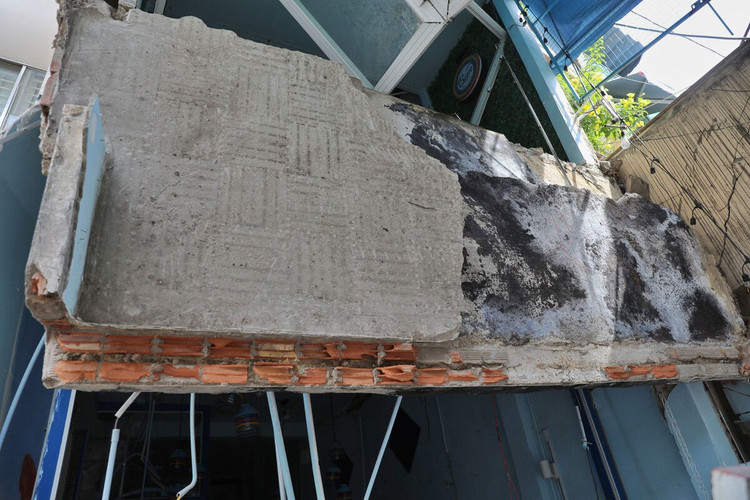 Nhà sập tan hoang sau vụ nổ ở Sài Gòn ảnh 3