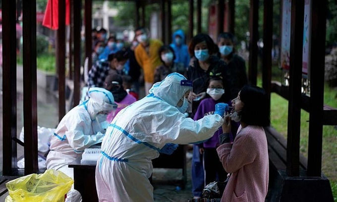 Các nhân viên y tế lấy mẫu xét nghiệm nCoV cho người dân tại thành phố Vũ Hán, Trung Quốc hôm 14/5. Ảnh: Reuters.