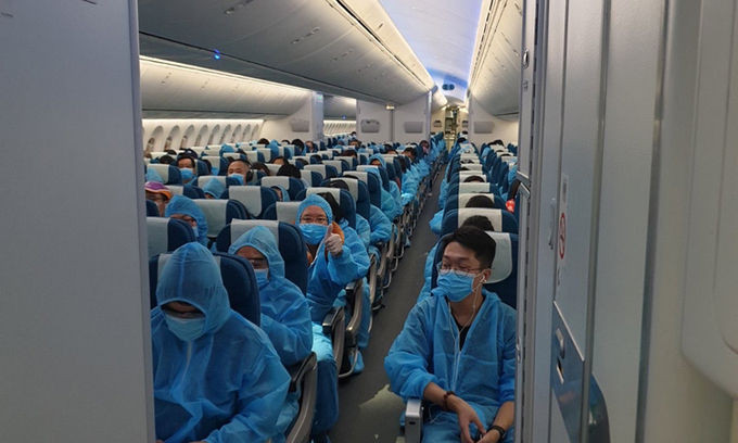 Các công dân Việt Nam trên chuyến bay về nước hôm 1/6. Ảnh: Bộ Ngoại giao.