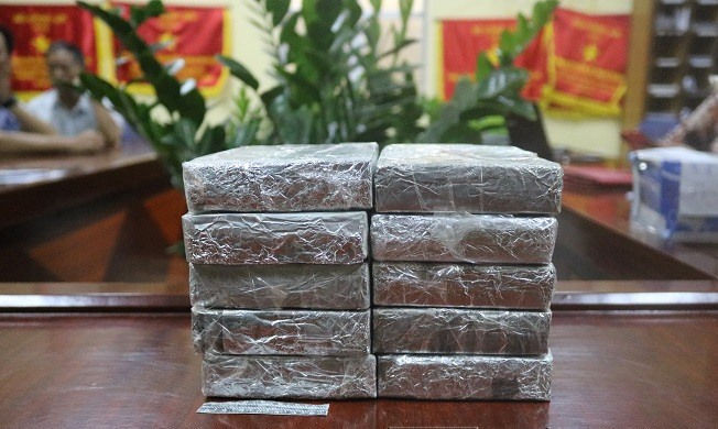 10 bánh heroin thu trên người Sồng Bá Rống. Ảnh: Công an cung cấp