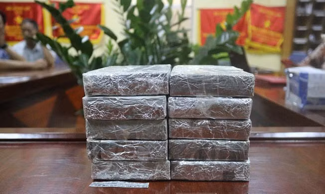 10 bánh heroin thu trên người Sồng Bá Rống. Ảnh: Công an cung cấp