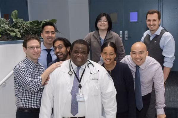 Bác sĩ mắc Covid-19 qua đời khi đang cố gắng làm việc