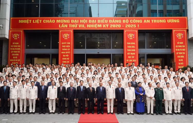 Các đồng chí lãnh đạo, nguyên lãnh đạo Đảng, Nhà nước và đại biểu dự Đại hội đại biểu Đảng bộ Công an Trung ương. Ảnh: VGP/Quang Hiếu