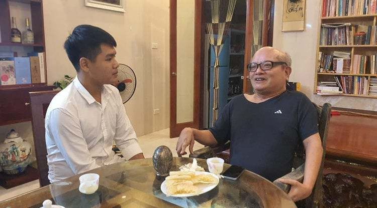 Thầy hiệu trưởng 30 năm ‘cõng’ bạn và duyên gặp gỡ với Ngô Minh Hiếu