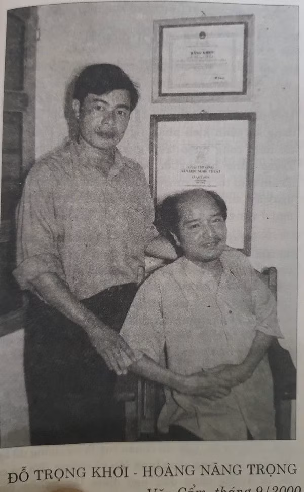 Thầy hiệu trưởng 30 năm ‘cõng’ bạn và duyên gặp gỡ với Ngô Minh Hiếu