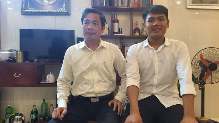 Thầy hiệu trưởng 30 năm ‘cõng’ bạn và duyên gặp gỡ với Ngô Minh Hiếu