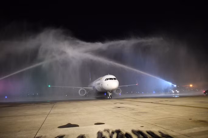 Cận cảnh máy bay đầu tiên và dàn tiếp viên của Vietravel Airlines ở sân bay Tân Sơn Nhất - Ảnh 7.