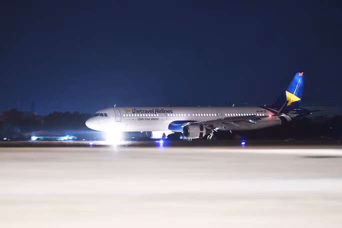 Cận cảnh máy bay đầu tiên và dàn tiếp viên của Vietravel Airlines ở sân bay Tân Sơn Nhất - Ảnh 9.