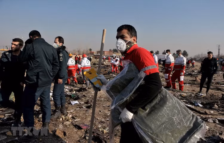 Nhân viên cứu hộ làm nhiệm vụ tại hiện trường máy bay Boeing 737 gặp nạn ở gần thủ đô Tehran, Iran. (Ảnh: THX/TTXVN)