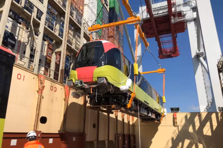 Hình ảnh đoàn tàu đường sắt Nhổn - ga Hà Nội đang từ Pháp về