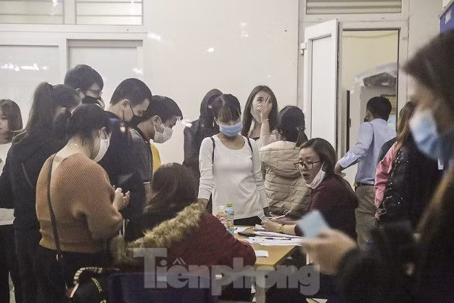 Lấy 3 tòa nhà làm khu cách ly, sinh viên ở Mỹ Đình di dời trong đêm - ảnh 1