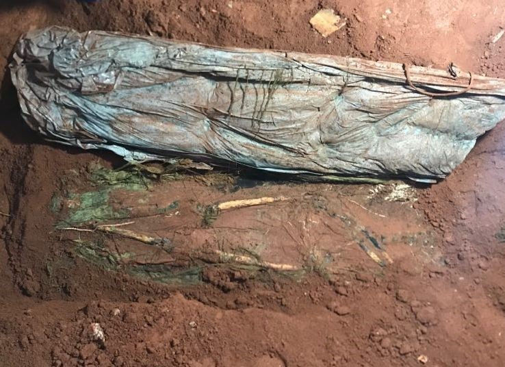 Hài cốt liệt sĩ được tìm thấy trong đêm 16.2. Ảnh: H.Minh.