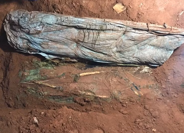 Hài cốt liệt sĩ được tìm thấy trong đêm 16.2. Ảnh: H.Minh.