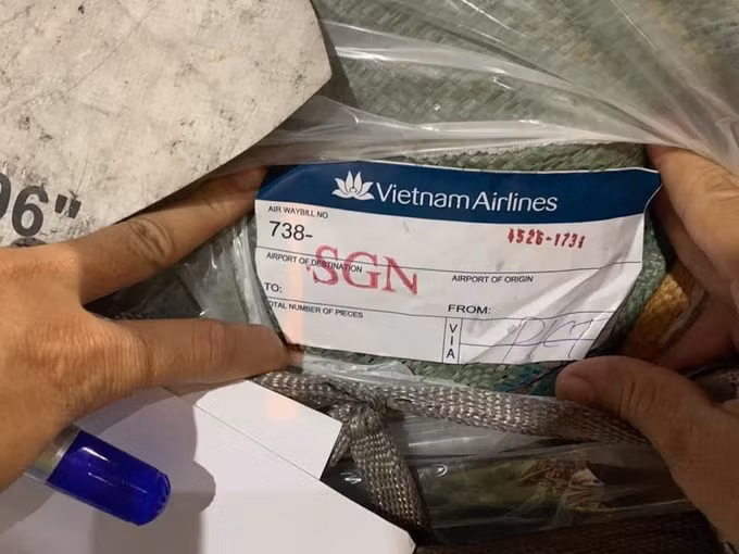 Lô hàng vận chuyển qua đường hàng không không có hoá đơn chứng từ bị quản lý thị trường thu giữ. Ảnh: QLTT TP HCM
