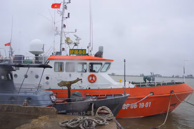 Tàu cá bị chìm do ảnh hưởng bão số 2 - 4