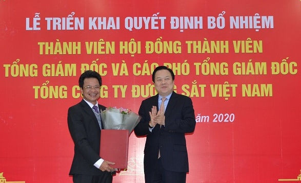 Chủ tịch Ủy ban Quản lý vốn nhà nước Nguyễn Hoàng Anh trao quyết định và chúc mừng ông Đặng Sỹ Mạnh.
