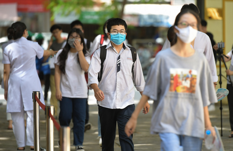 Nghiêm ngặt kiểm tra thí sinh vào làm thủ tục dự thi tốt nghiệp THPT 2020 - 6