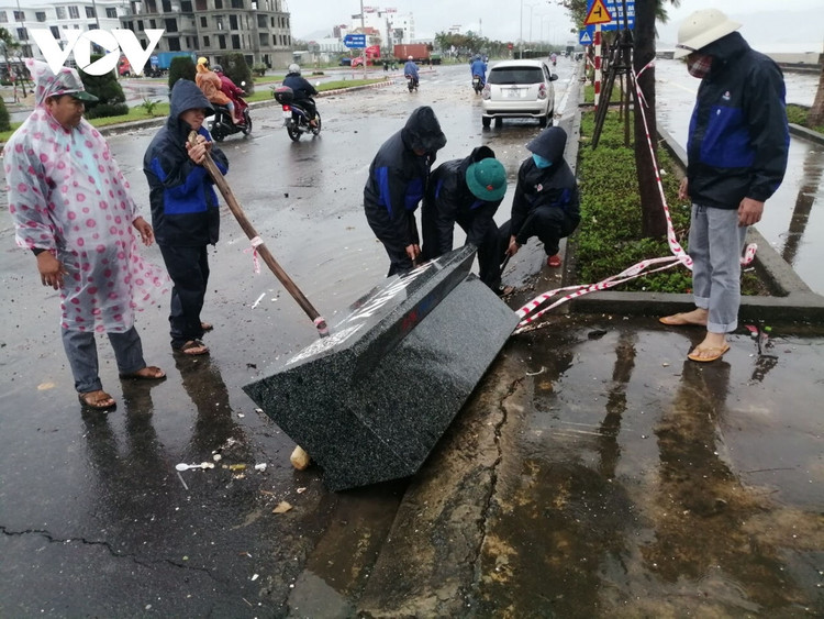 Cập nhật: Bão số 13 cuốn bay mái trường học, "nhổ" bật gốc cây, cuốn trôi nhà dân ảnh 26