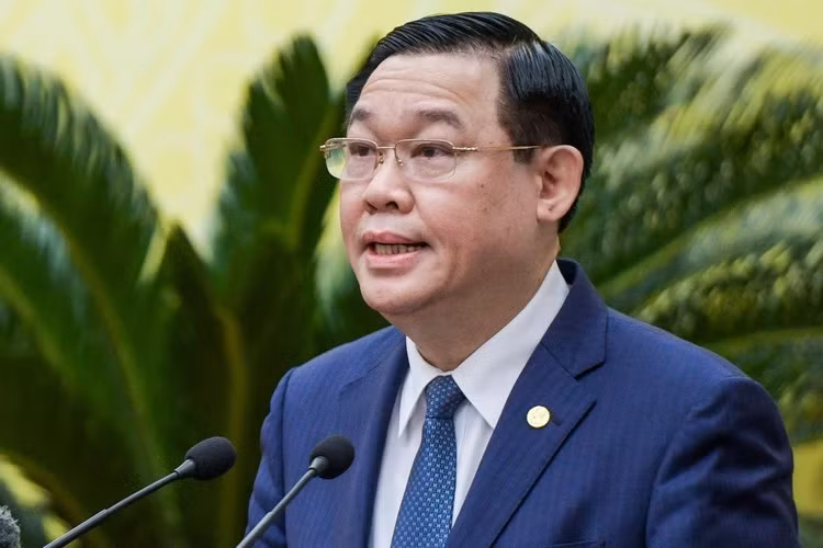 nghiem cam bieu qua Tet cho lanh dao anh 1