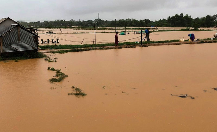 Mưa lũ miền Trung làm 11 người chết và mất tích, hơn 10.000 dân sơ tán